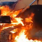 مستوطنون يحرقون حفارًا فلسطينياً ويخطّون شعارات عنصرية جنوب الضفة