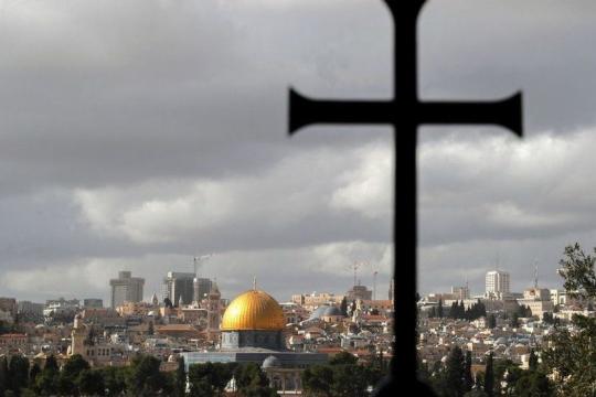 تقرير إسرائيلي يوثق تصاعداً غير مسبوق في الاعتداءات على المسيحيين ومقدساتهم بالقدس