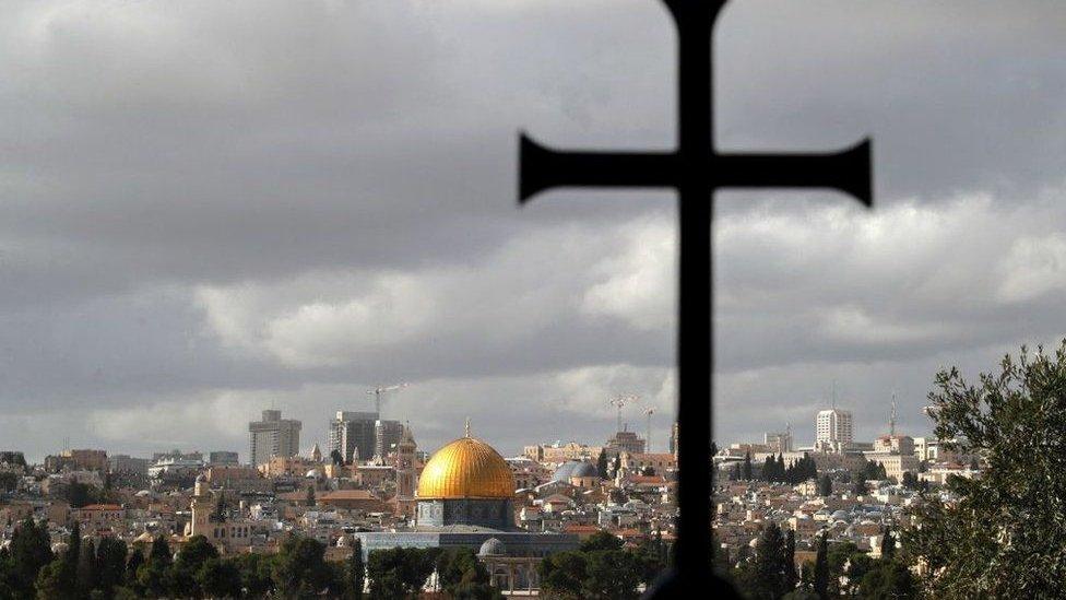 أكثر من 88 حادثة منذ بداية 2026 شملت البصق والتخريب وتدنيس المواقع الدينية وسط انتقادات لأداء الشرطة الإسرائيلية