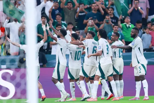 السعودية تتخطى إندونيسيا بصعوبة وتقترب من التأهل إلى كأس العالم 2026