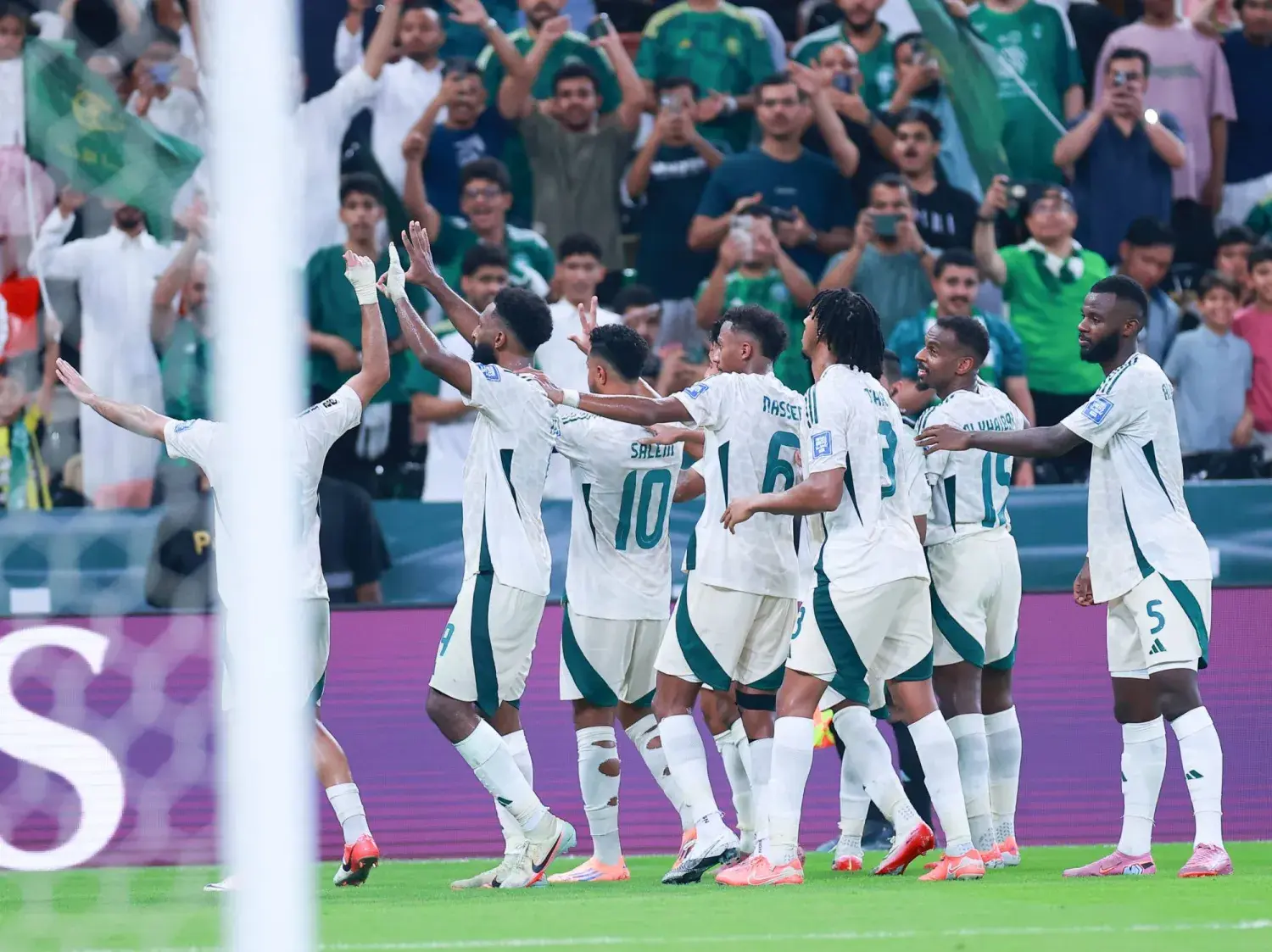 السعودية تتخطى إندونيسيا بصعوبة وتقترب من التأهل إلى كأس العالم 2026