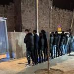 قوات الاحتلال تمنع المقدسيين من أداء صلاة التراويح عند باب الساهرة بالقدس