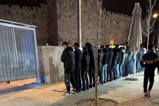 قوات الاحتلال تمنع المقدسيين من أداء صلاة التراويح عند باب الساهرة بالقدس