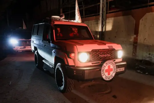 الجيش الإسرائيلي يتسلم ثلاث جثث مجهولة من غزة عبر الصليب الأحمر