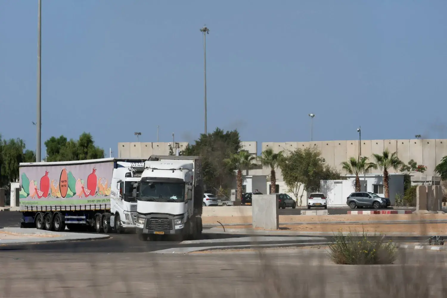 المنظمة تؤكد منع إدخال الأدوية والمستلزمات الطبية والاكتفاء بمرور الوقود فقط