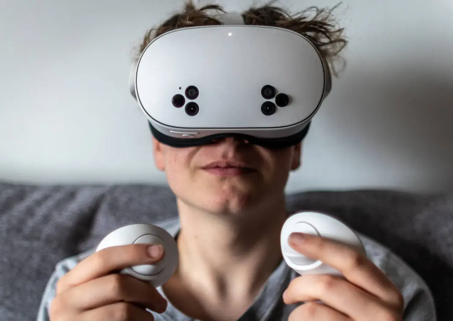 تجربة جديدة تتيح للمستخدمين مسح غرفهم وتحويلها إلى فضاءات رقمية يمكن للأصدقاء زيارتها عبر خوذة «كويست في آر»