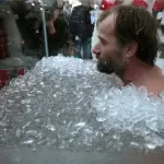 الاستحمام بالماء البارد أم الغطس فيه.. أيهما أفضل لصحتك وتعافيك؟