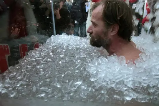 الاستحمام بالماء البارد أم الغطس فيه.. أيهما أفضل لصحتك وتعافيك؟