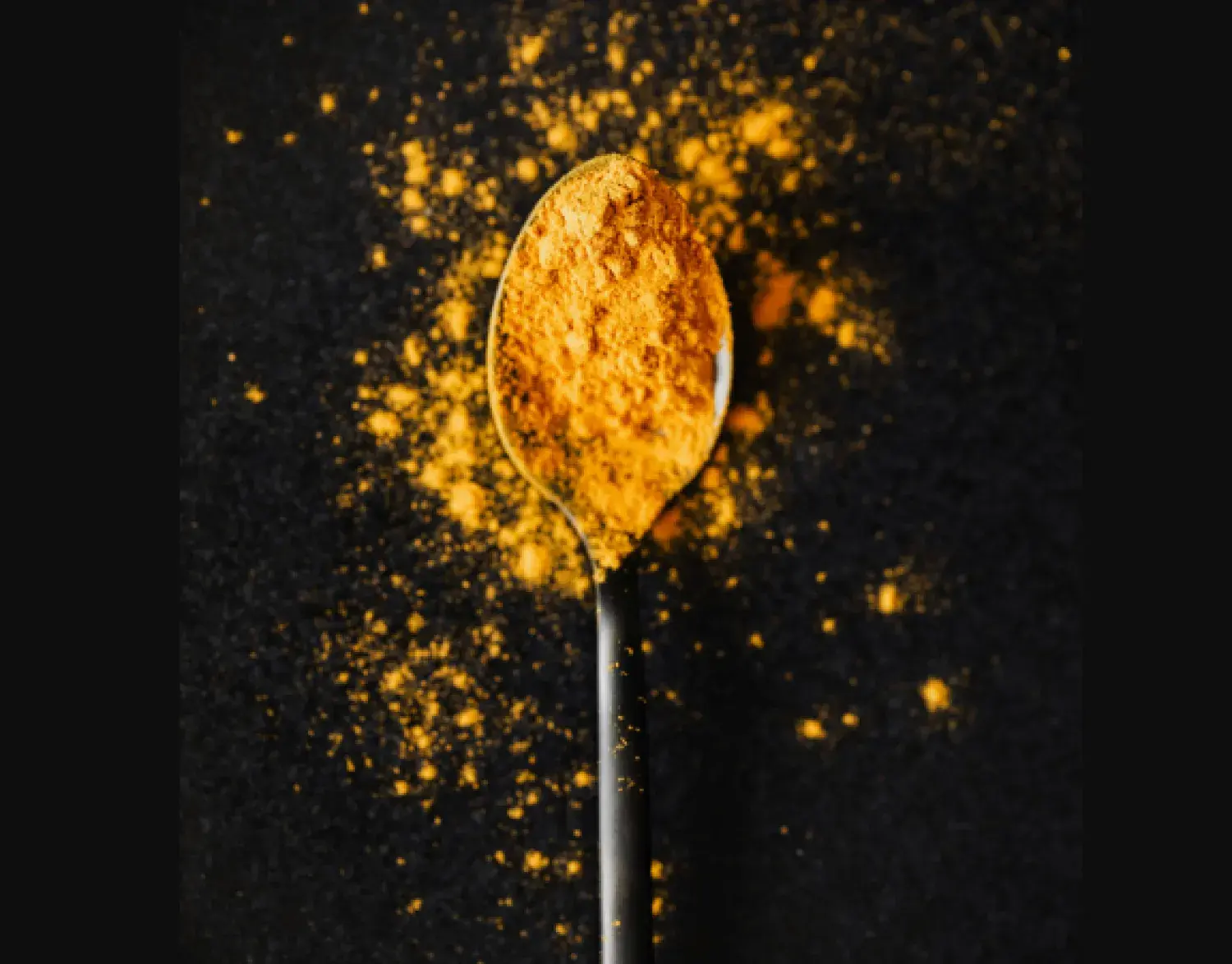 خبراء يؤكدون أن مزيج الكافيين والكركمين قد يُخفف الالتهابات ويدعم المناعة ويُحسّن المزاج والهضم