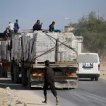 غزة: إسرائيل تتلكّأ في إدخال شاحنات المساعدات