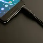 هل يجب فصل الشواحن عند عدم استخدامها؟ الخبراء يجيبون