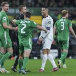 آيرلندا تُسقط البرتغال وتؤجل تأهلها… وطرد تاريخي لرونالدو لأول مرة دوليًا