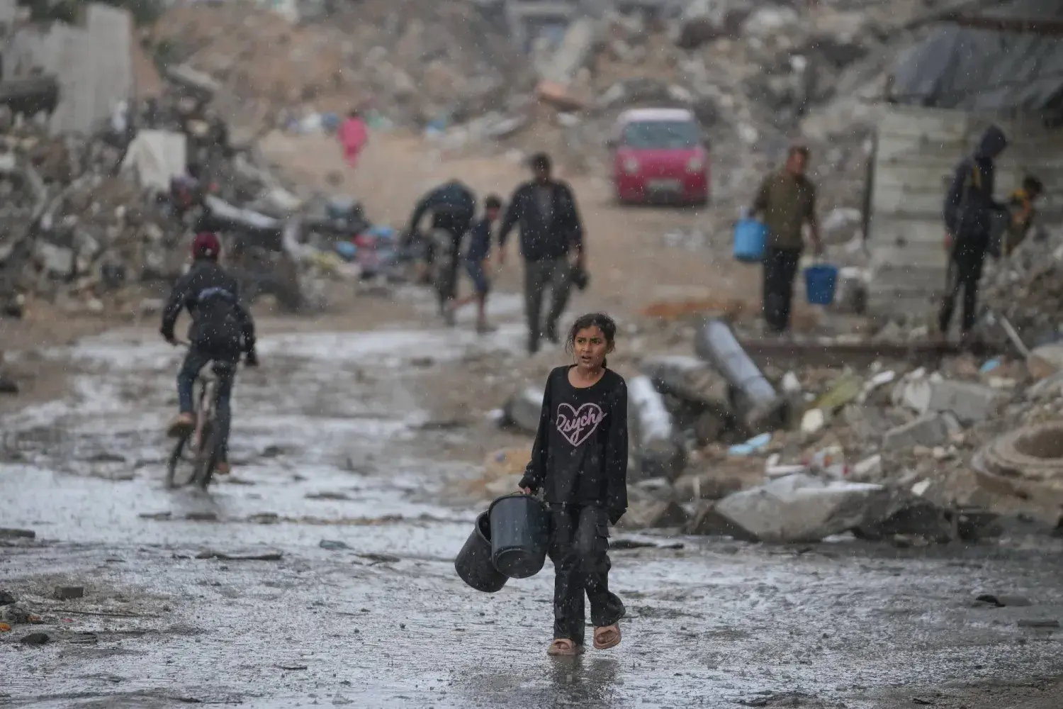 الأمطار الغزيرة تدمر الخيام وتفاقم أوضاع الأطفال والنازحين بسبب تدمير البنية التحتية