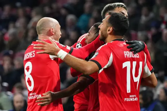 بنفيكا يسقط أياكس في أمستردام ويحقق انتصاره الأول في دوري الأبطال