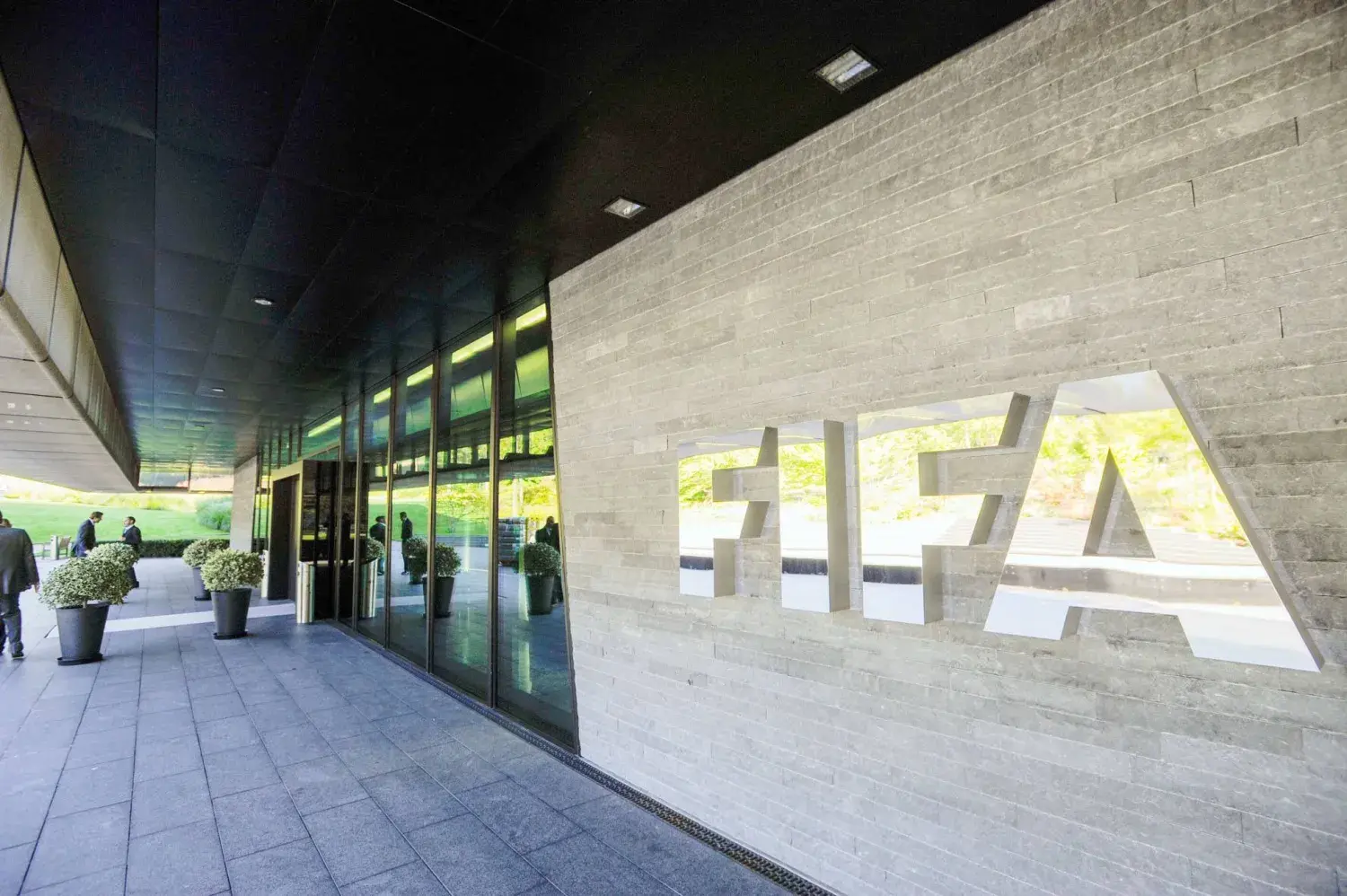 المشروع يشمل إنشاء ملاعب «فيفا آرينا» وبرامج تدريبية للأطفال ودعم بنية رياضية مستدامة في المنطقة