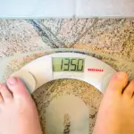 لماذا يتغير وزنك يومياً؟ 5 أسباب طبيعية وراء تقلبات الوزن