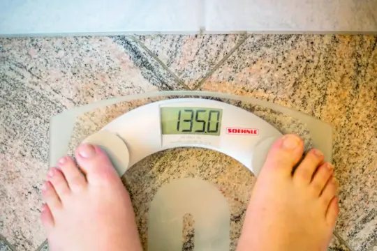 لماذا يتغير وزنك يومياً؟ 5 أسباب طبيعية وراء تقلبات الوزن