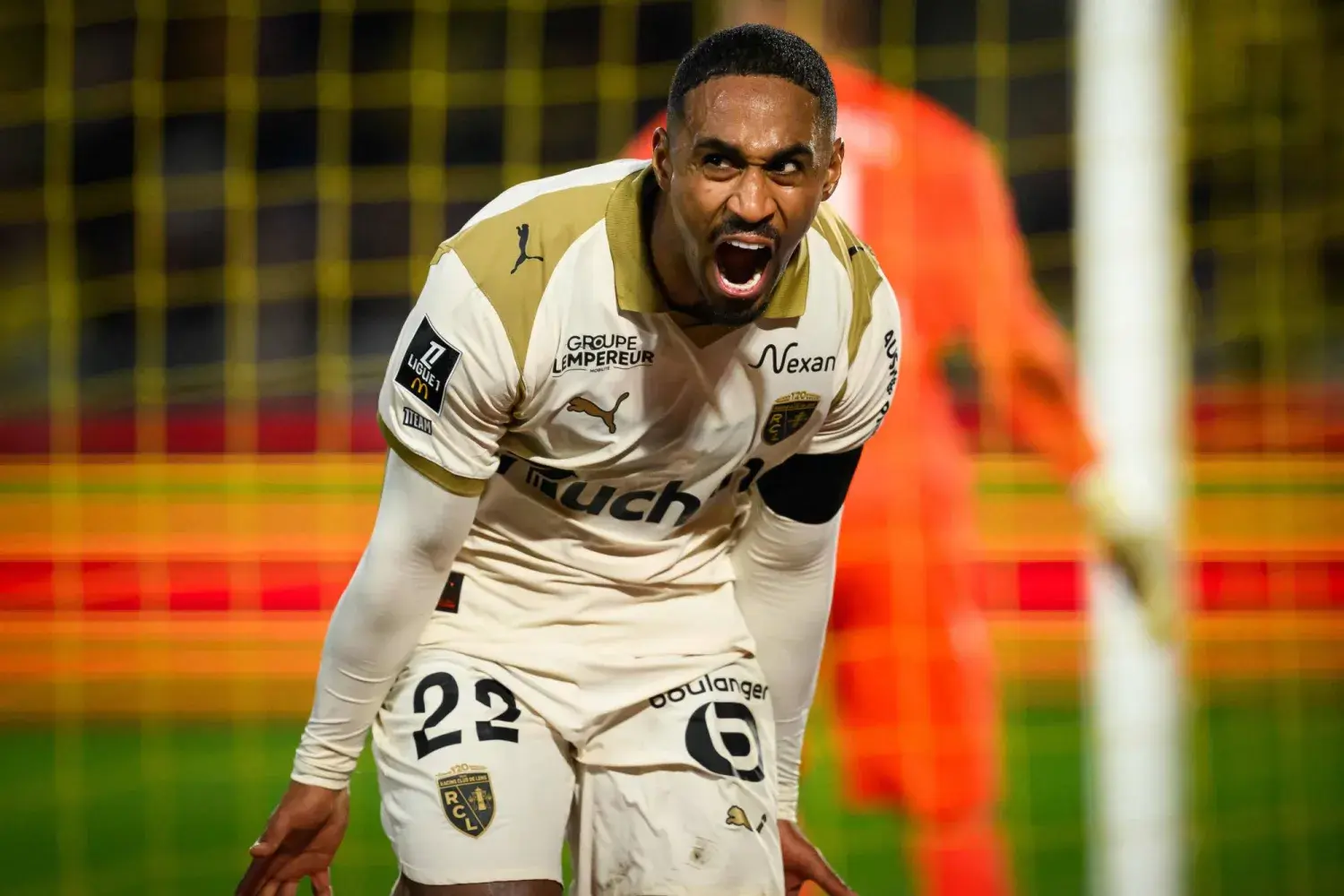 فوز مثير يحسمه ويسلي سعيد ويُبعد لانس بفارق 4 نقاط عن باريس سان جيرمان