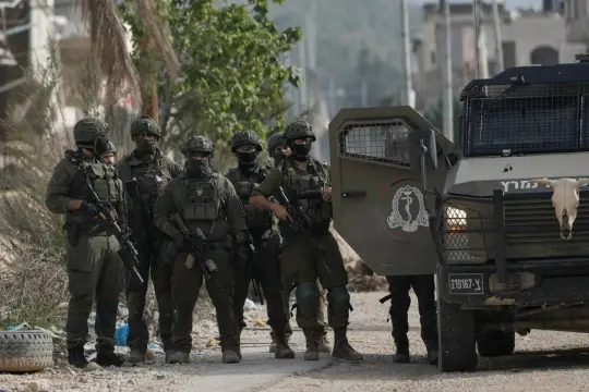 تصعيد إسرائيلي في الضفة الغربية: اعتقال شاب بطولكرم وهجمات مستوطنين في عدة مناطق