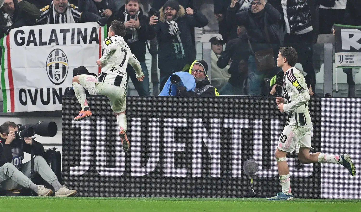 البيانكونيري يحسم المواجهة بنتيجة 2-1 ويعزز موقعه في جدول الترتيب