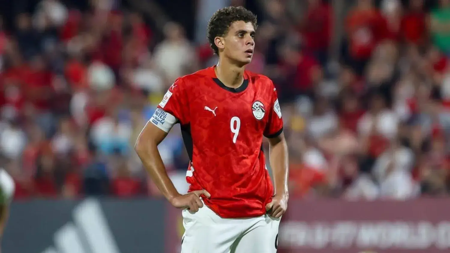 عرض مُحسّن من النادي الكتالوني والأهلي منفتح على الإعارة مع بند شراء مستقبلي