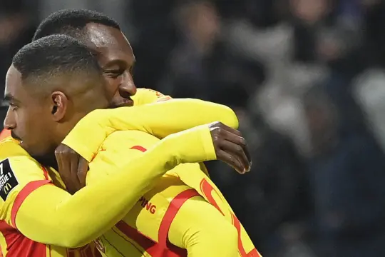 لنس يضرب تولوز بثلاثية نظيفة ويعزز صدارته للدوري الفرنسي