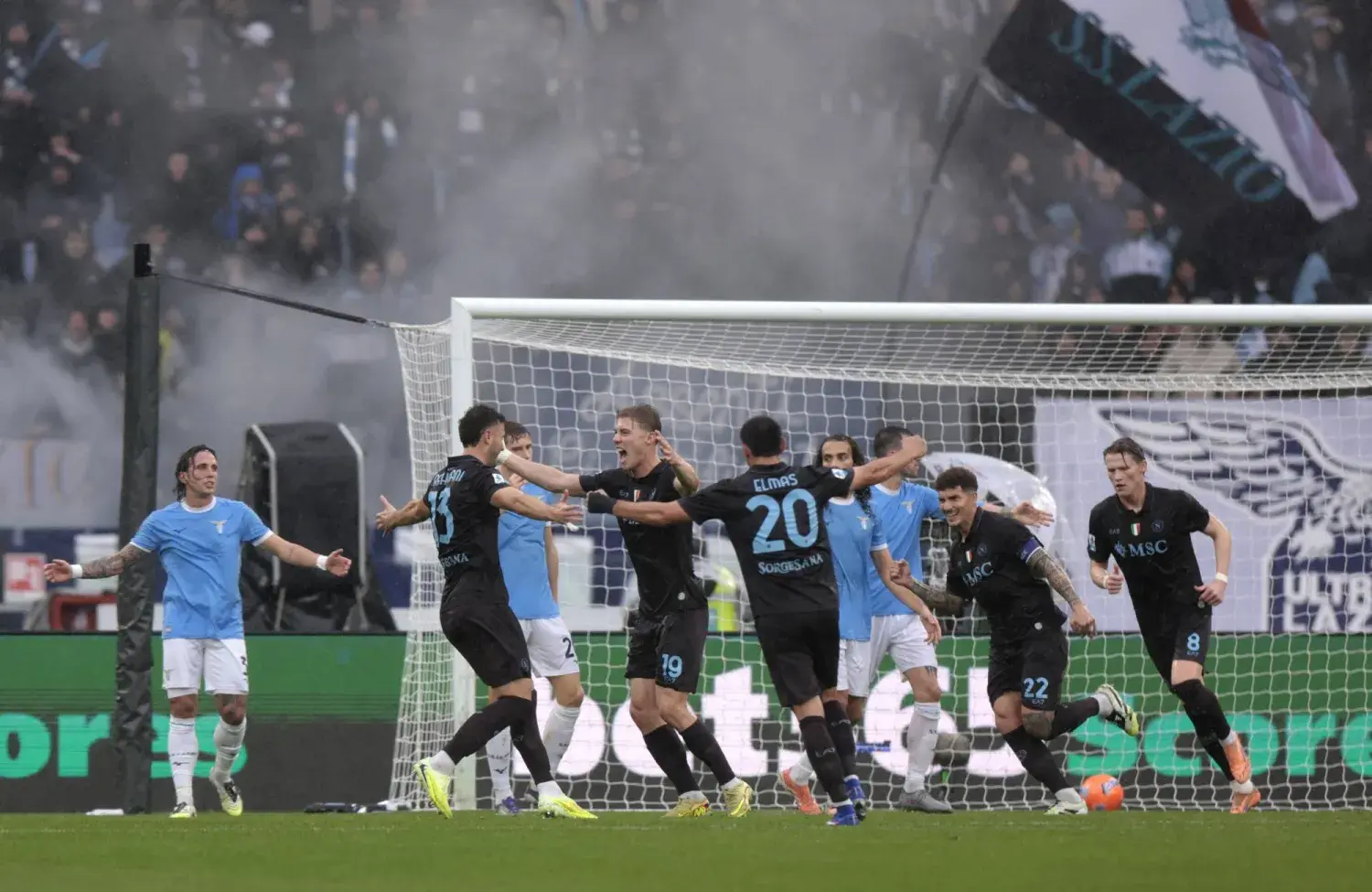 نابولي يعبر لاتسيو بثنائية نظيفة ويواصل مطاردة الصدارة في الدوري الإيطالي