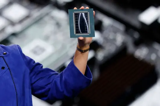 «AMD» تكشف جيلًا جديدًا من شرائح الذكاء الاصطناعي بدعم مباشر من «OpenAI» في «CES 2026»