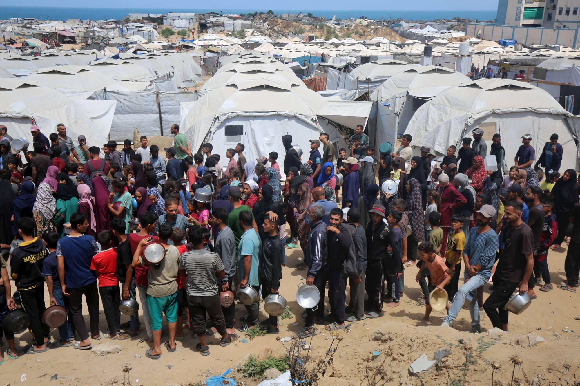 تقرير: تحقيقات في غزة حول شبهات استيلاء على أموال تبرعات موجّهة للنازحين