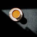 دراسة تكشف علاقة بين الكافيين وانخفاض مؤشر كتلة الجسم وخطر السكري