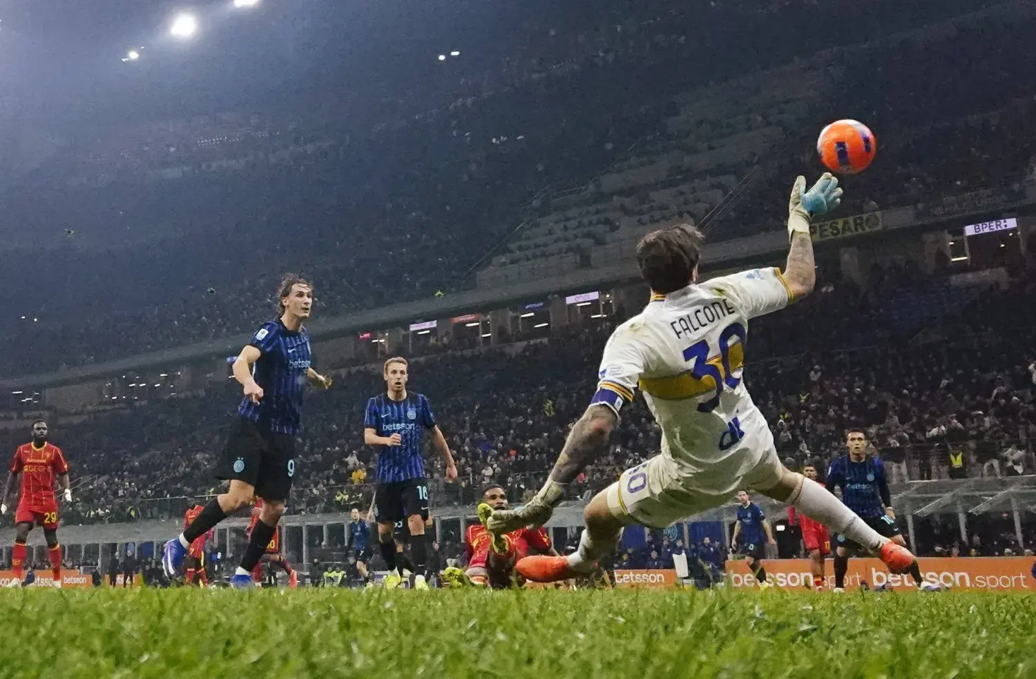 تعادل جديد يعرقل نابولي أمام بارما ويُشعل الصراع على القمة