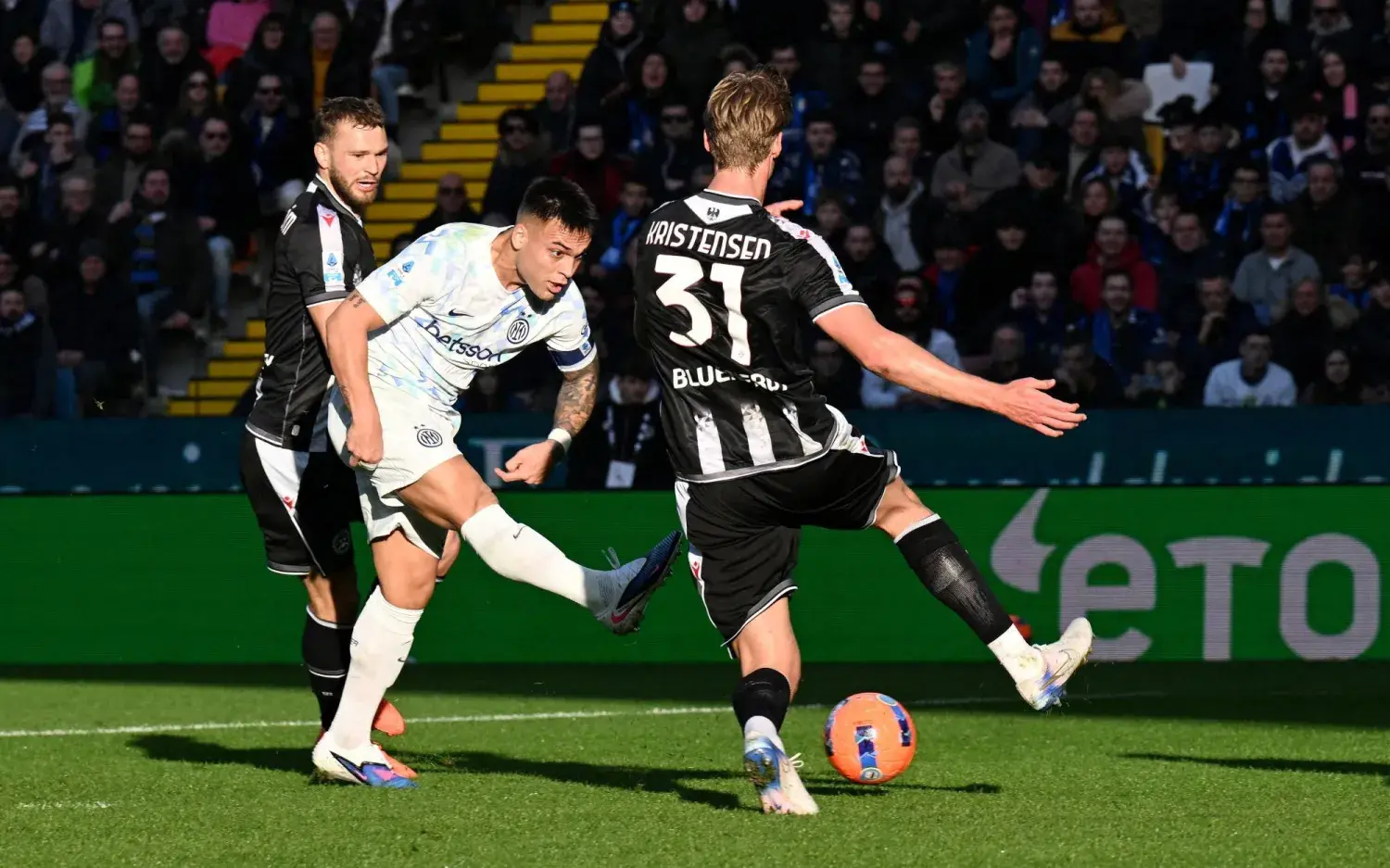 هدف لاوتارو مارتينيز يقود النيراتزوري لانتصار بشق الأنفس في الدوري الإيطالي