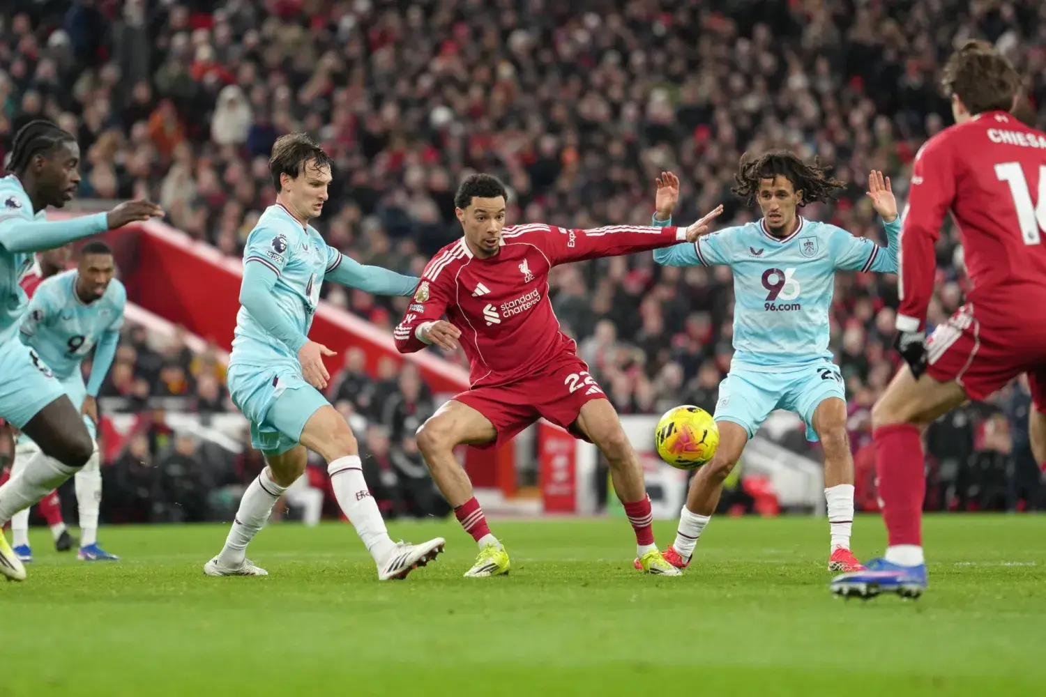 الجولة 22 من الدوري الإنجليزي تشهد تعادل الريدز وخسارة السبيرز وانتصارات مهمة لتشيلسي ووست هام