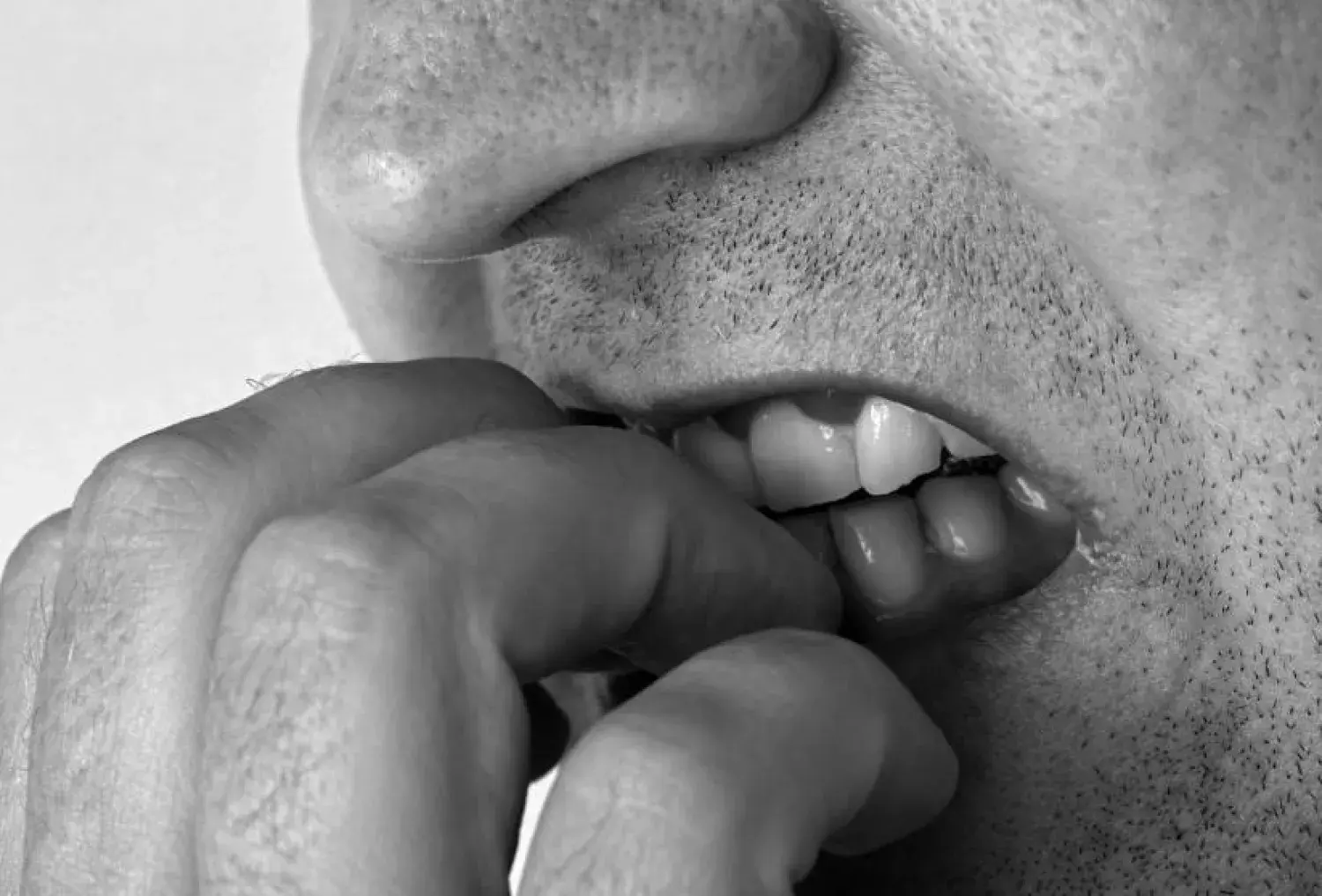 قضم الأظافر والمماطلة والتجنّب… سلوكيات قد تكون دفاعاً نفسياً لا ضعفاً شخصياً