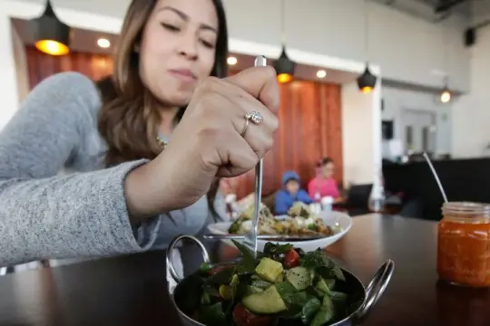 طبيب أميركي يحذّر: أكبر خطأ في الحميات هو الاعتقاد بوجود نظام غذائي واحد يناسب الجميع