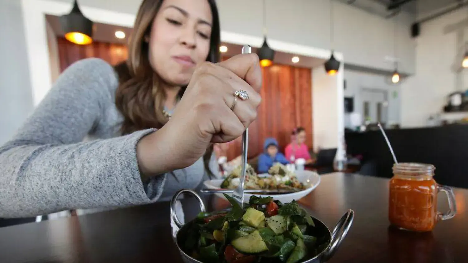 مارك هايمان يؤكد أن نجاح الكيتو وباليو والبحر الأبيض المتوسط يعتمد على طبيعة الجسم لا على شهرة الحمية