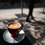 القهوة على معدة فارغة: مخاطر صحية قد لا يتنبه لها كثيرون