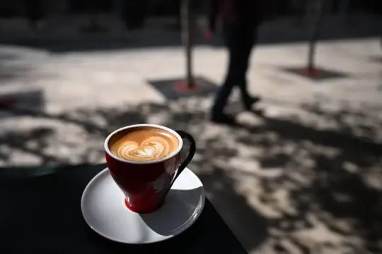 القهوة على معدة فارغة: مخاطر صحية قد لا يتنبه لها كثيرون