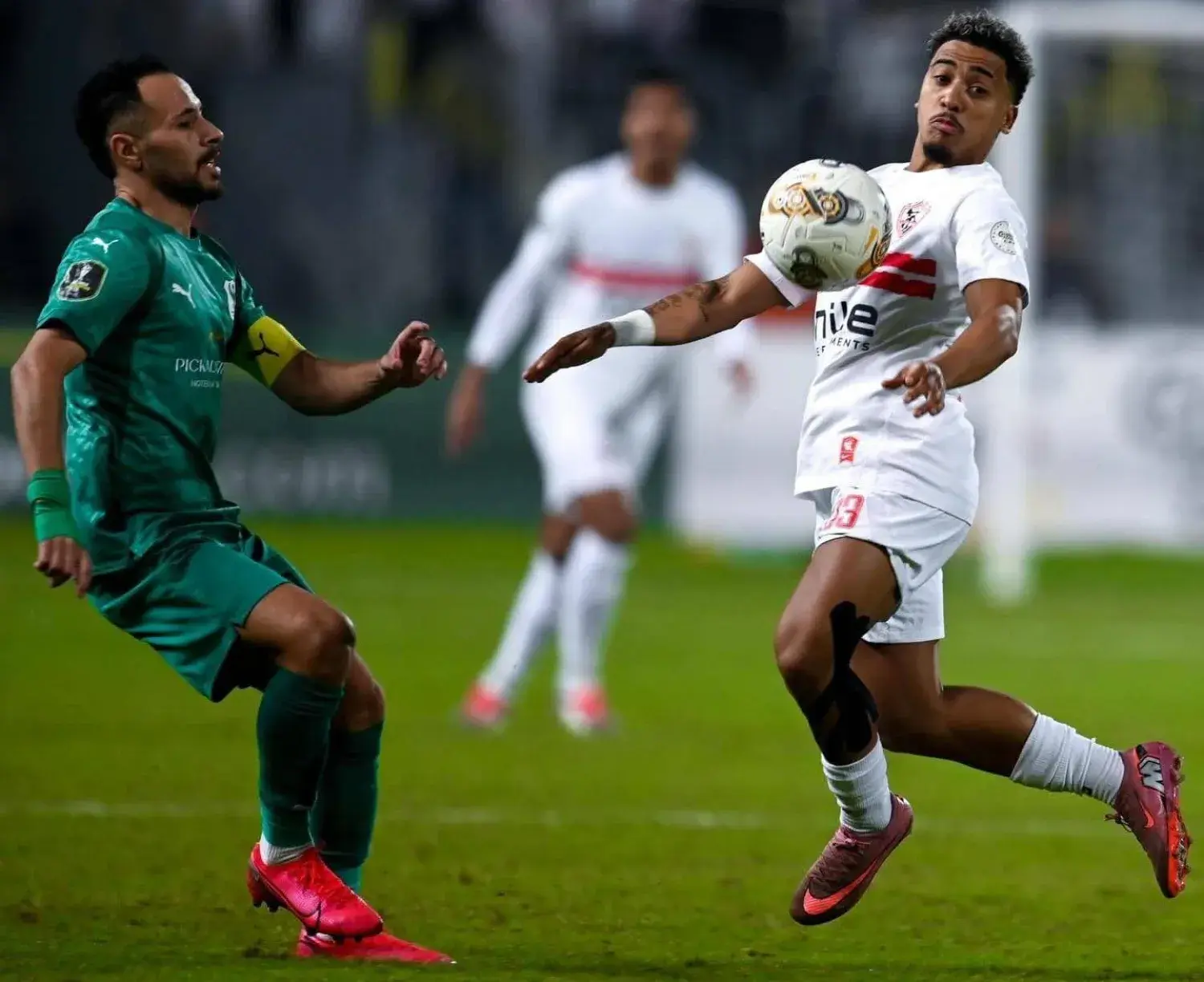 المصري يحافظ على الصدارة والزمالك يواصل المطاردة قبل لقاء الإياب