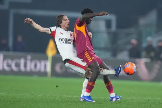 ميلان يهدر فوزاً ثميناً ويتعادل مع روما في صراع القمة بالدوري الإيطالي