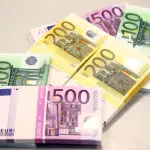 اليورو يتعافى من أدنى مستوى في 17 شهرًا بدعم من تراجع عوائد السندات الفرنسية