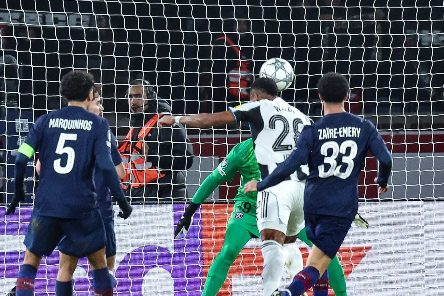 تعادل مثير في باريس يُبعد الفريقين عن التأهل المباشر.. وحسابات معقدة في ختام مرحلة الدوري