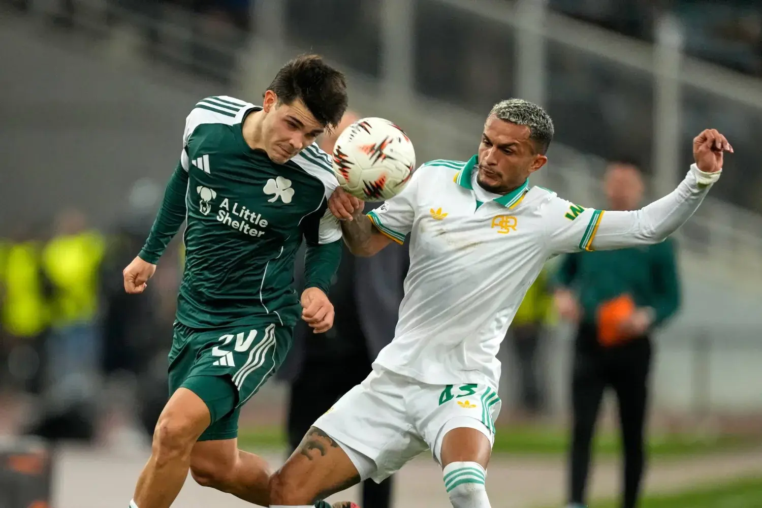 التعادل 1-1 مع باناثينايكوس رغم النقص العددي يضمن لذئاب العاصمة الصعود، بينما يهيمن ليون الفرنسي على صدارة المجموعة