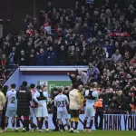 إلغاء هدف لأبراهام يهدي برنتفورد فوزاً ثميناً على آستون فيلا رغم النقص العددي