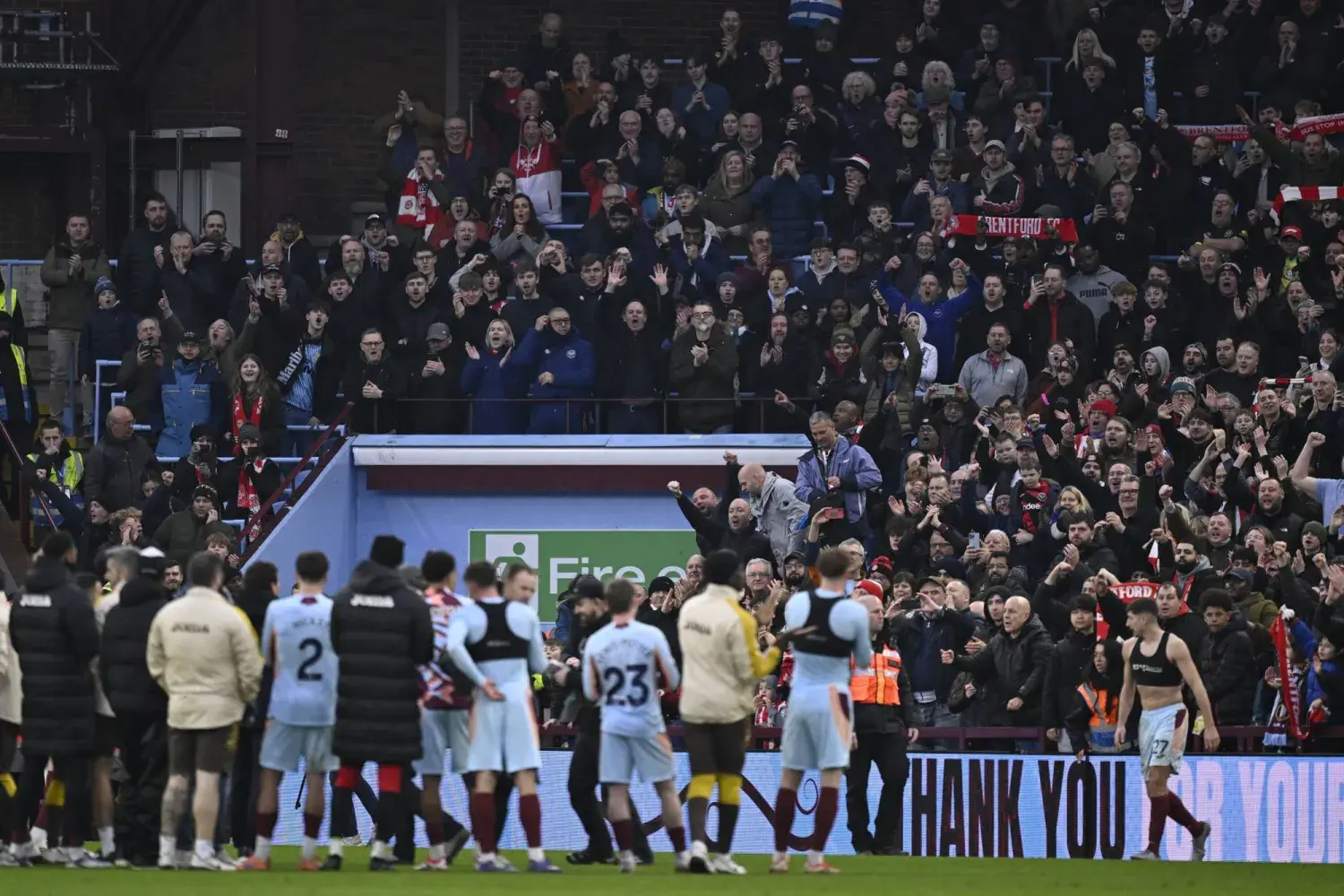 برنتفورد يتغلب على آستون فيلا بهدف قاتل رغم اللعب بعشرة لاعبين ونوتنغهام فورست يفرّط في فوز مهم أمام كريستال بالاس