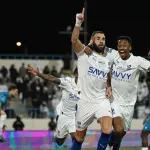 بنزيمة يفتتح مشواره مع الهلال بثلاثية تاريخية وسداسية كاسحة أمام الأخدود