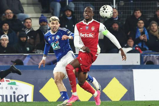 ستراسبورغ يقصي موناكو بثلاثية ويبلغ ربع نهائي كأس فرنسا