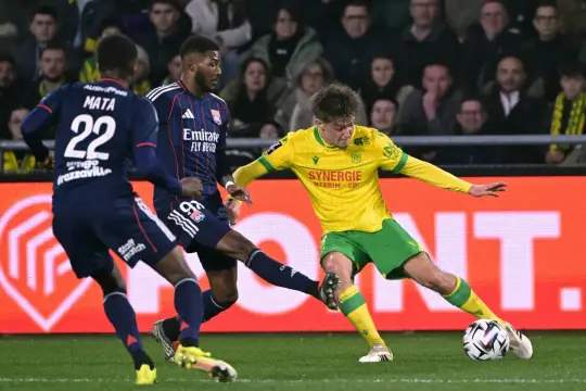 ليون يتجاوز النقص العددي ويخطف فوزاً ثميناً أمام نانت ولانس يستعيد الصدارة مؤقتاً