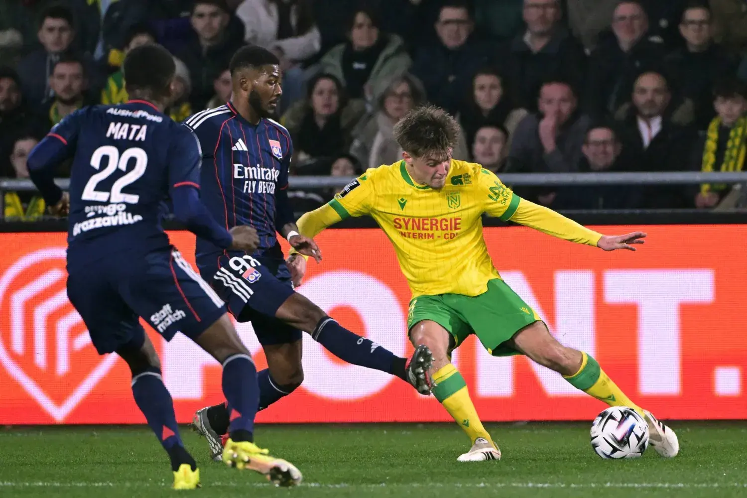 انتصار صعب لليون يعزز موقعه في المربع الذهبي وثلاثية لانس تشعل صراع القمة في الدوري الفرنسي