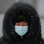 دراسة علمية تفسّر سبب شعور النساء بالبرد أكثر من الرجال